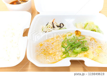 おいしい中華料理弁当、じゃこと玉子のふんわり炒めあんかけ弁当 119849619