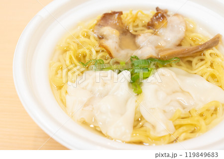 おいしいコンビニ弁当のワンタン麺 119849683