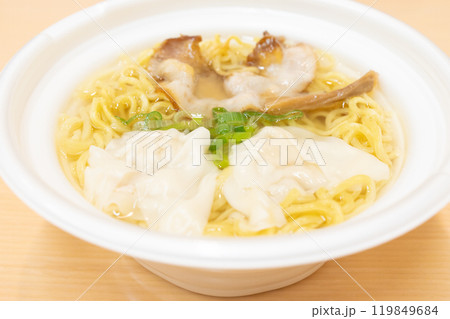 おいしいコンビニ弁当のワンタン麺 119849684