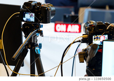 ライブ配信用のカメラ 119850500