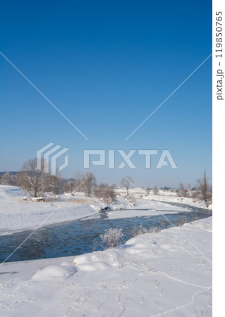 寒い冬の朝の川と青空 119850765