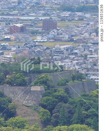 青の山山頂公園から見る丸亀城と丸亀市の町並み4 青の山山頂公園から見る丸亀城と丸亀市の町並み4 119851636