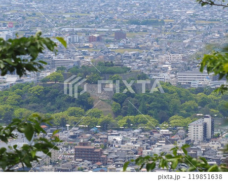 青の山山頂公園から見る丸亀城と丸亀市の町並み2 119851638