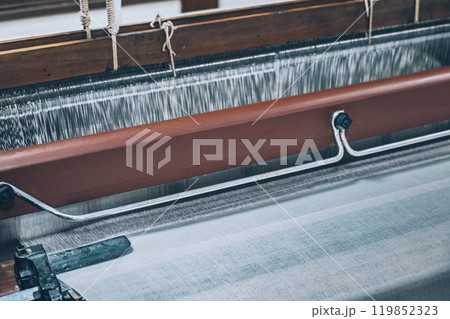 古い伝統的な手動式のシャトル織機とそれに付随する部品 119852323