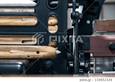 古い伝統的な手動式のシャトル織機とそれに付随する部品 119852326