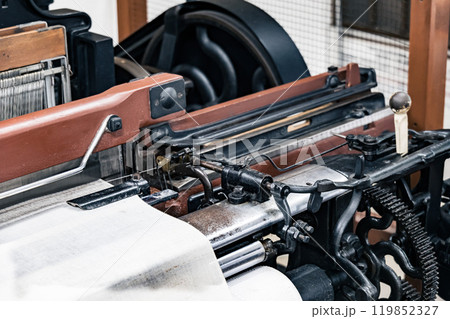 古い伝統的な手動式のシャトル織機とそれに付随する部品 古い伝統的な手動式のシャトル織機とそれに付随する部品 119852327