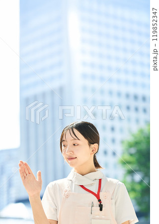 白衣とエプロンを着た若い女性 白衣とエプロンを着た若い女性 119852347