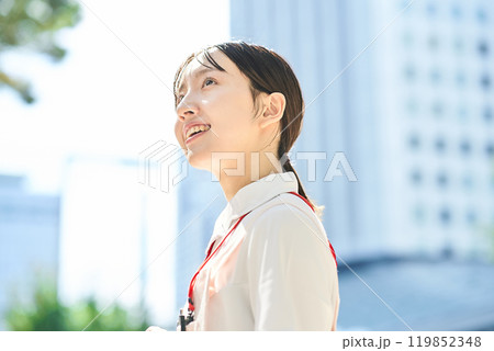 白衣とエプロンを着た若い女性 白衣とエプロンを着た若い女性 119852348