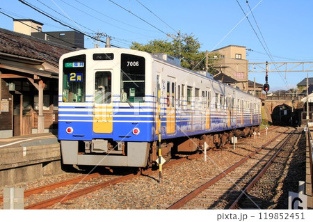 三国港駅に停車するえちぜん鉄道 119852451