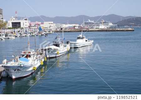 係留船のある広島港の景色 119852521