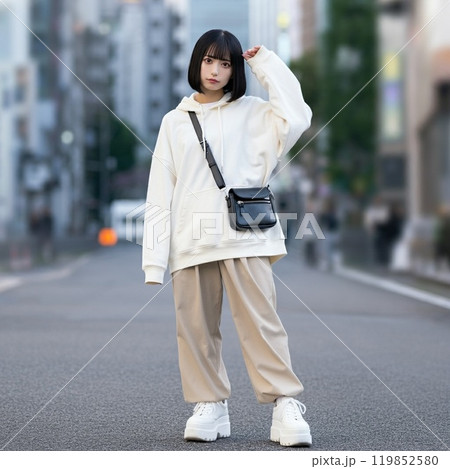バッグを持った女性 バッグを持った女性 119852580