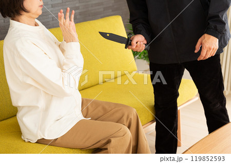 ナイフを持つ強盗と怯えるシニア女性 119852593