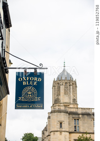 青いプレートに金色で書かれたお土産屋の看板と石造りの歴史的な建物 オックスフォードの街並み 青いプレートに金色で書かれたお土産屋の看板と石造りの歴史的な建物 オックスフォードの街並み 119852768