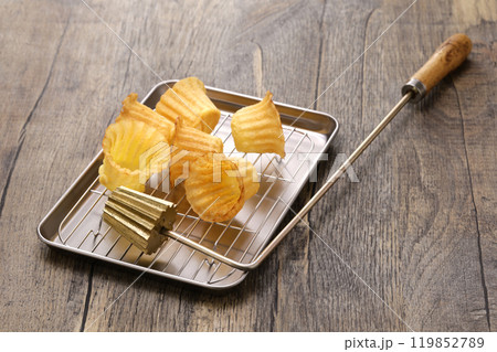 クエパイティー (マレーシアの前菜) 用の小さなカップを作るための型。 119852789