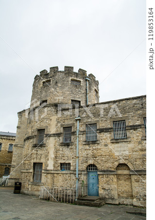 はちみつ色のレンガ造りの歴史的な建物　オックスフォードの街並み 119853164