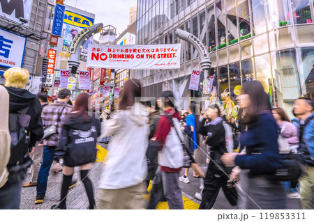 日本の東京都市景観ハロ本番。渋谷センター街へ、若者や外国人観光客らが続々…=10月31日 日本の東京都市景観ハロ本番。渋谷センター街へ、若者や外国人観光客らが続々…=10月31日 119853311