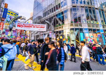 日本の東京都市景観ハロ本番。渋谷センター街へ、若者や外国人観光客らが続々…＝10月31日 119853312