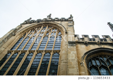 オックスフォード大学にある歴史的な建物のセント・メアリー教会　オックスフォードの街並み 119853433