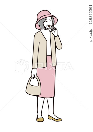 笑顔で話すシニア女性 119853561