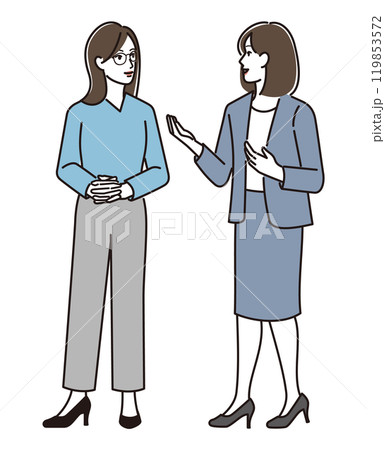 立ち話をする二人の女性 119853572