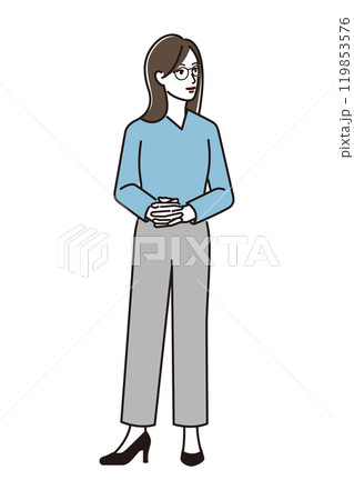 腕組みをして笑顔になるビジネスウーマン 腕組みをして笑顔になるビジネスウーマン 119853576