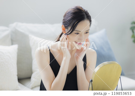 リビングでスキンケアをする女性 119853653