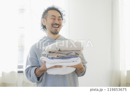 家事をする男性 家事をする男性 119853675
