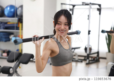 ウエイトバーでトレーニングをする女性 ウエイトバーでトレーニングをする女性 119853676