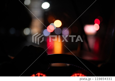 雨の夜に自動車を運転する男性の手元 119854331