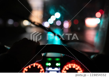 雨の夜に自動車を運転する男性の手元 雨の夜に自動車を運転する男性の手元 119854332