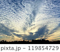 鳳凰のような雲が出ている秋の夕暮れ 119854729
