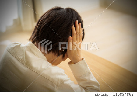頭を押さえるミドル〜シニア女性 119854868