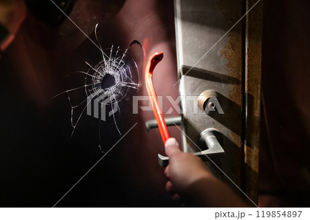 割れた窓ガラス 割れた窓ガラス 119854897