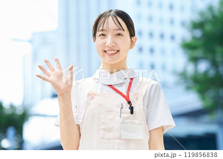 安心を与えるポーズをする白衣の女性 119856838