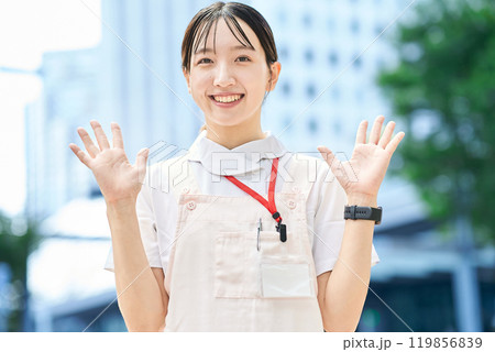 安心を与えるポーズをする白衣の女性 119856839