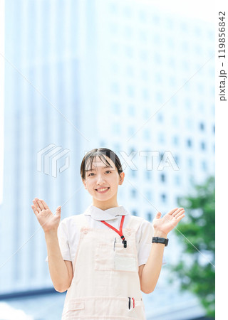 安心を与えるポーズをする白衣の女性 119856842