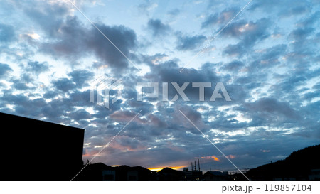 夕日に照らされる雲 119857104