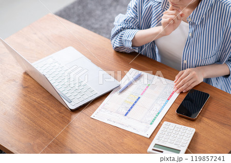 確定申告の準備をする若い女性の手元 確定申告の準備をする若い女性の手元 119857241