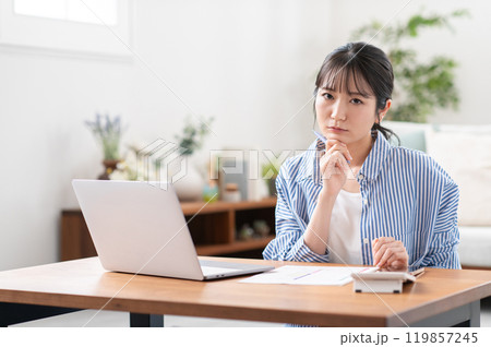 確定申告の準備で悩む若い女性 119857245