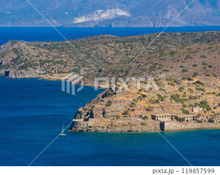 青い海に囲まれた遺跡の島スピナロンガと荒涼とした半島 (ギリシャ、クレタ島) 119857599