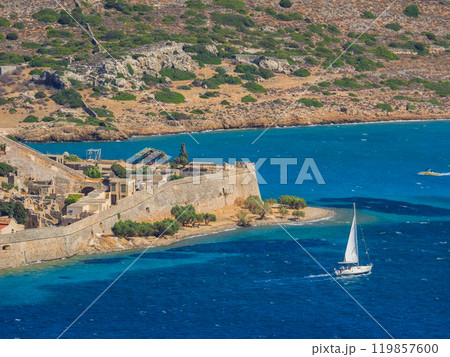 遺跡の島スピナロンガの周囲を航海するヨット (ギリシャ、クレタ島) 119857600