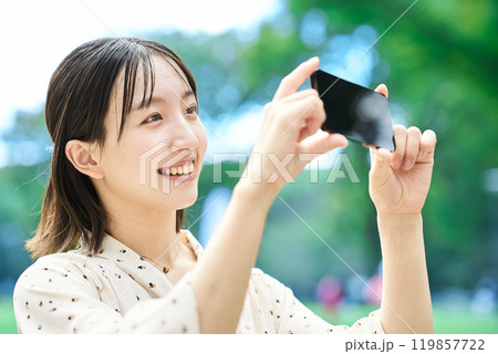 スマートフォンで撮影する若い女性 スマートフォンで撮影する若い女性 119857722