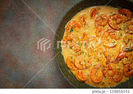 shrimp in creamy garlic sauce, with spices and herbs, 119858141