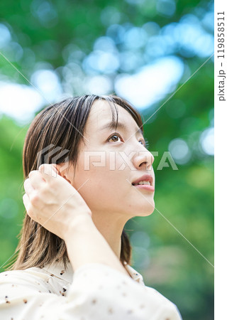 緑地でリラックスする若い女性のポートレート 緑地でリラックスする若い女性のポートレート 119858511