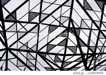 不規則な幾何学模様で構成されたモダンなデザインのガラスの天井 119859440