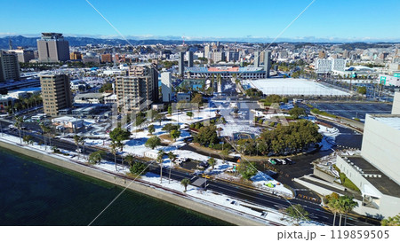 鹿児島市与次郎の海岸から積雪の文化公園の空撮 119859505