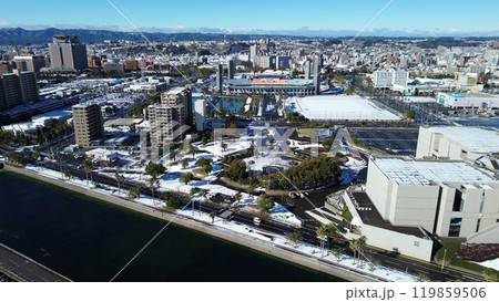 鹿児島市与次郎の海岸から積雪の文化公園の空撮 119859506