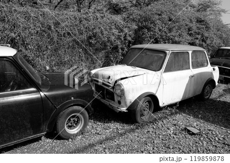 空き地に放置された廃車 119859878