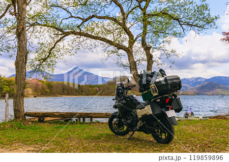 荷物を積んだバイクで湖までツーリング 荷物を積んだバイクで湖までツーリング 119859896