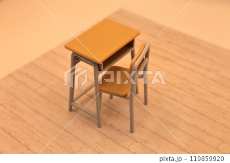 学校の机と椅子　イメージ 119859920